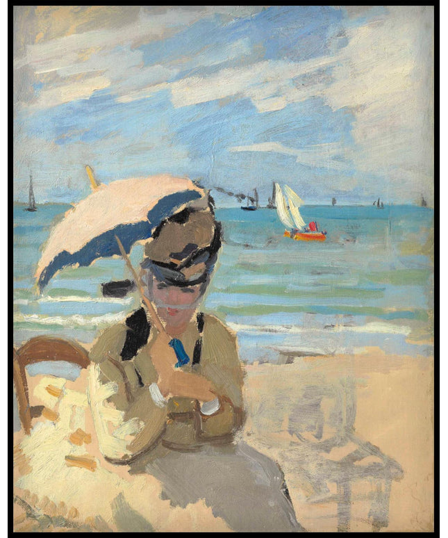 Camille assise sur la plage à Trouville