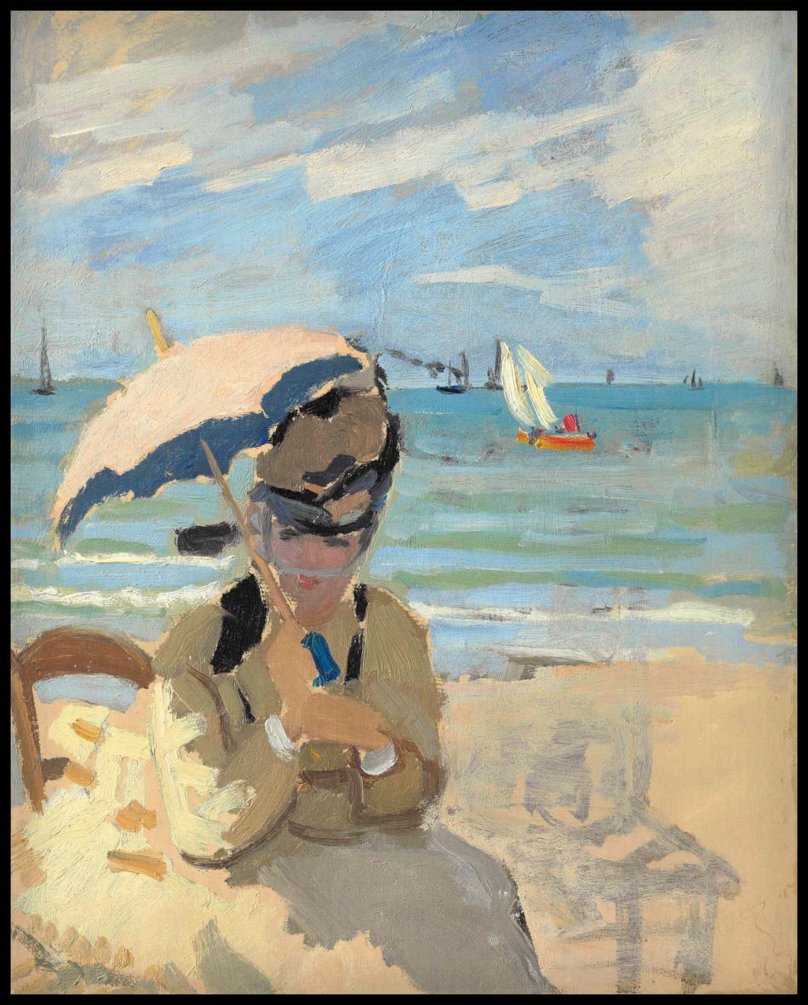 Camille assise sur la plage à Trouville