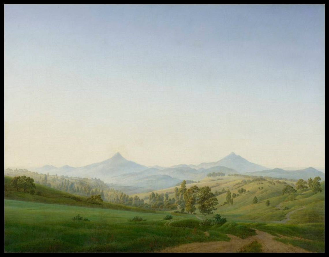 Ein Kunstdruck von einer weiten Landschaft mit hügeligen Wiesen und einigen Bäumen
