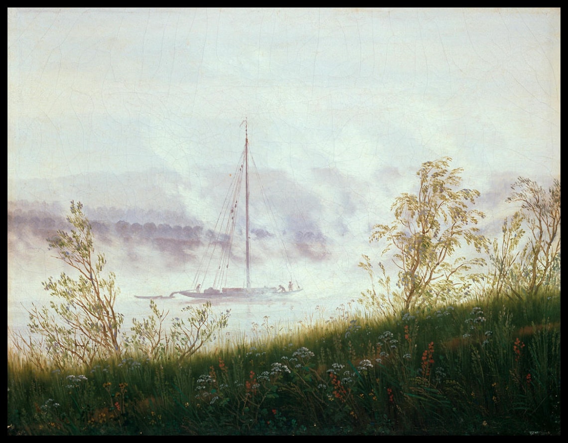 Ein Kunstdruck von einem Flussufer im Nebel mit einem Segelboot auf dem Wasser