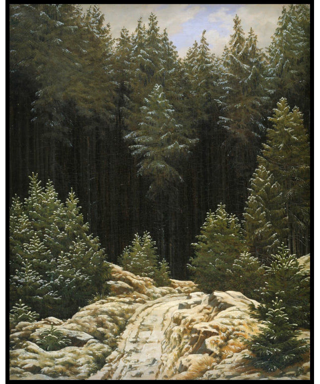 Ein Kunstdruck eines schneebedeckten Waldwegs, gesäumt von dichten Tannen im Sonnenlicht