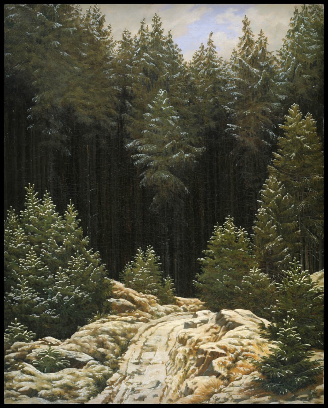 Ein Kunstdruck eines schneebedeckten Waldwegs, gesäumt von dichten Tannen im Sonnenlicht