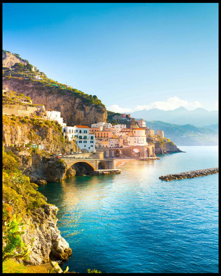 Ein Leinwandbild von einer malerischen Küstenstadt an der Amalfiküste in Italien, mit Häusern, die an steilen Klippen über dem türkisblauen Meer thronen.