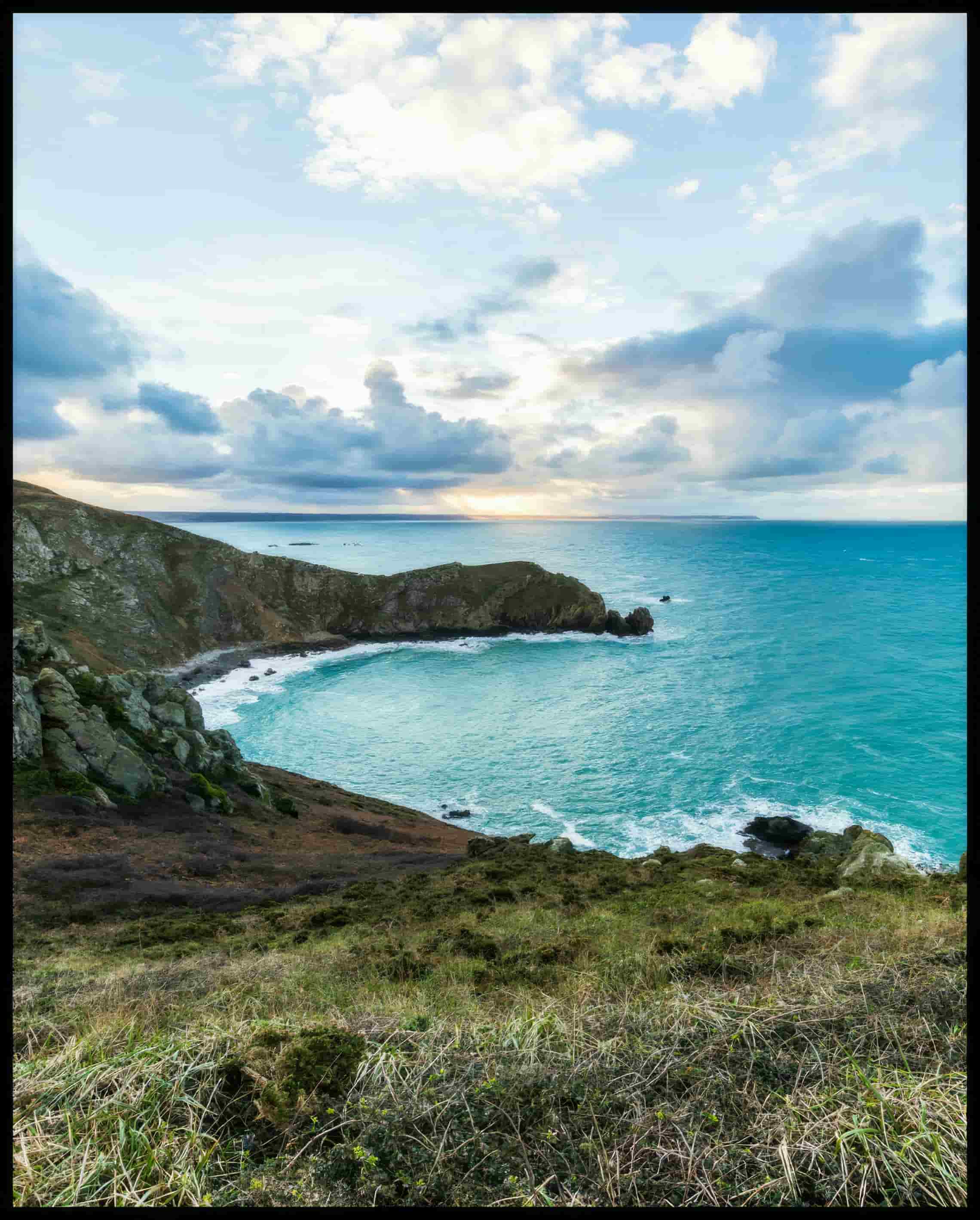 Leinwandbild vom Blick einer Bucht über das blaue Meer.