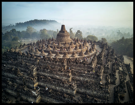 Leinwandbild von einer steinernen, mehrstöckigen Tempelanlage.