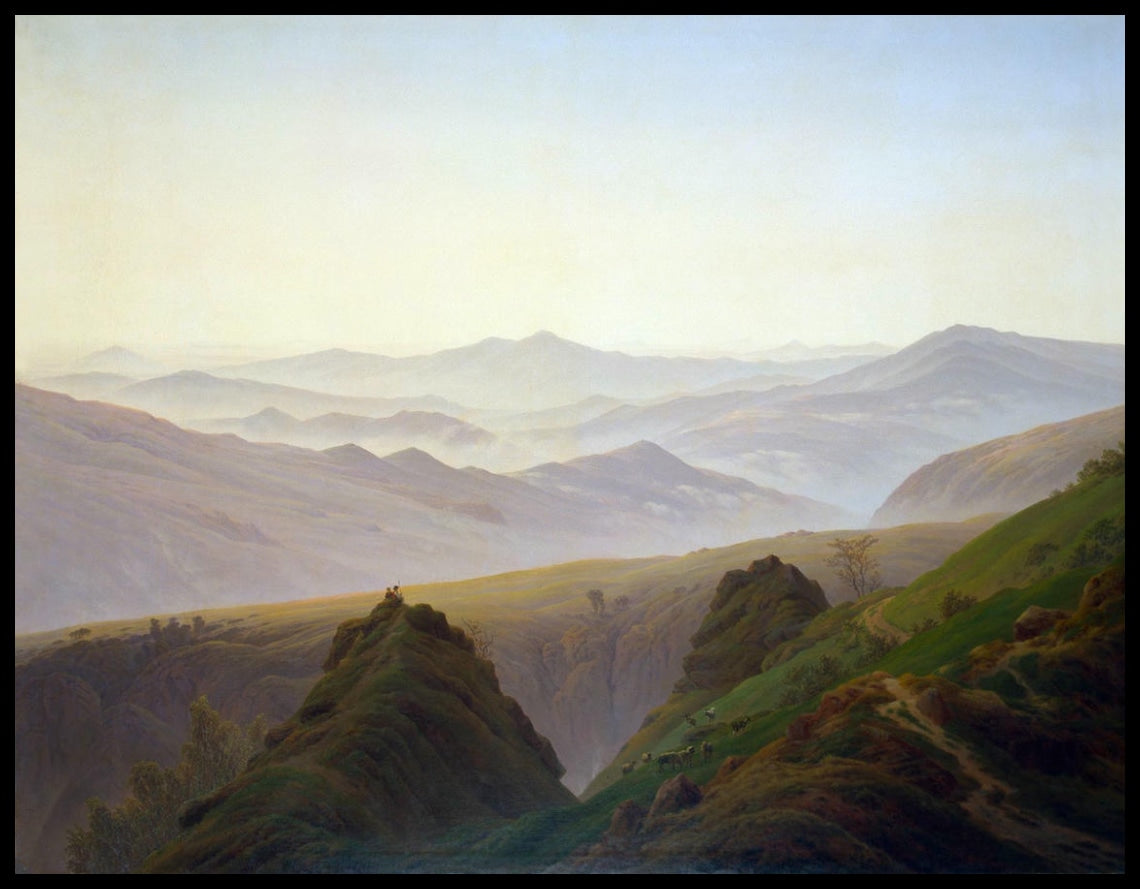 Ein Kunstdruck von einer weiten, nebligen Gebirgslandschaft am frühen Morgen