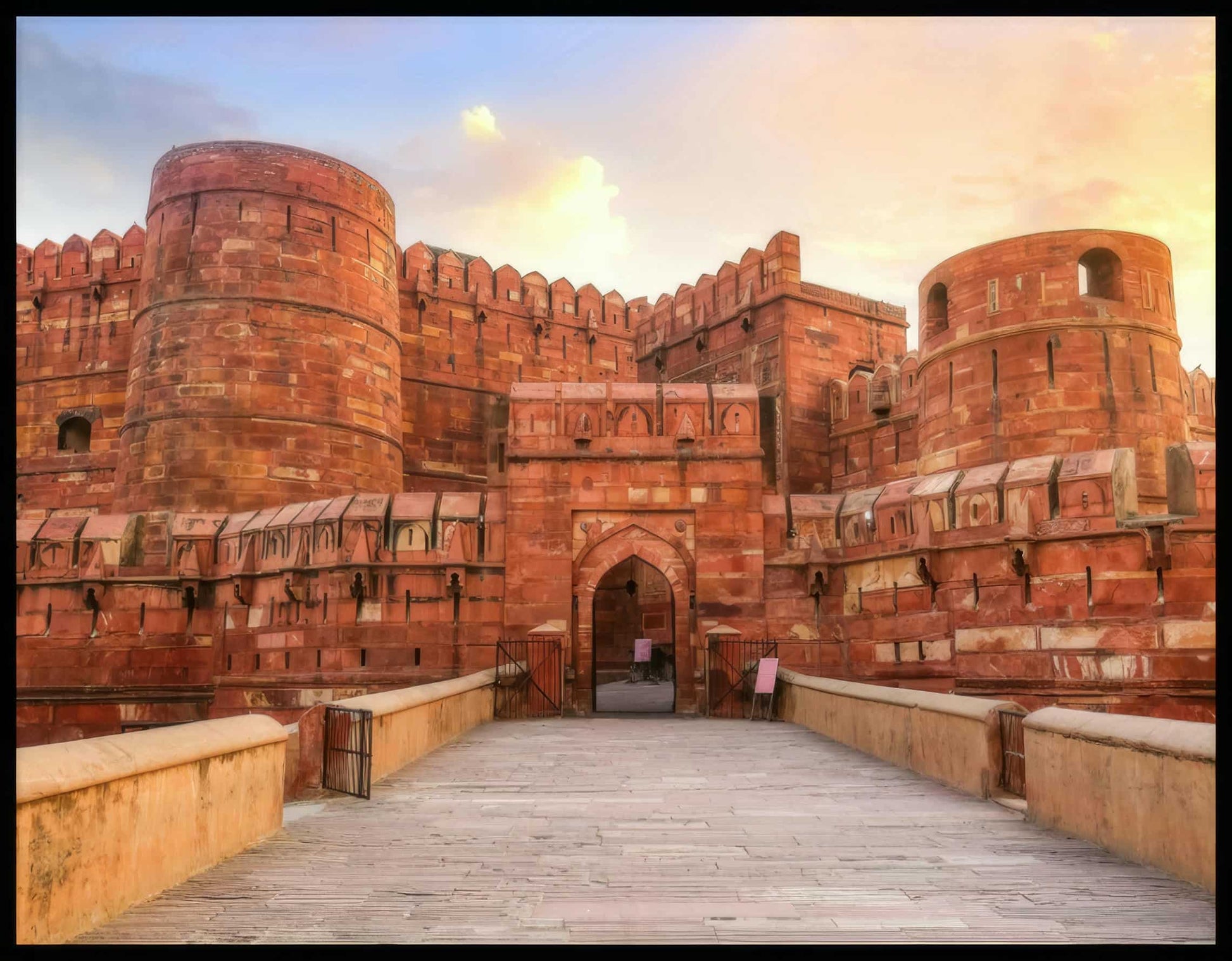 Ein Poster vom Agra Fort in Indien bei Sonnenuntergang.