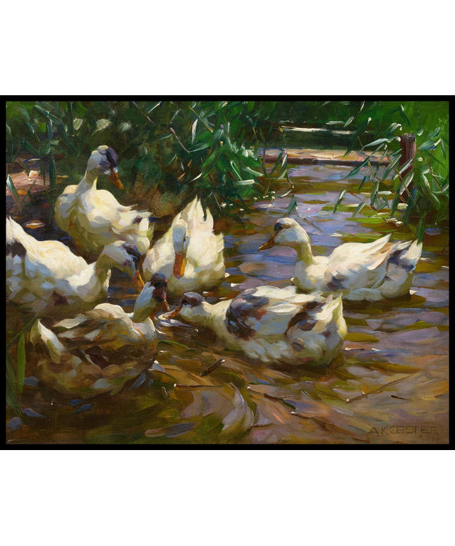 Sechs Enten in blauem Schilfwasser