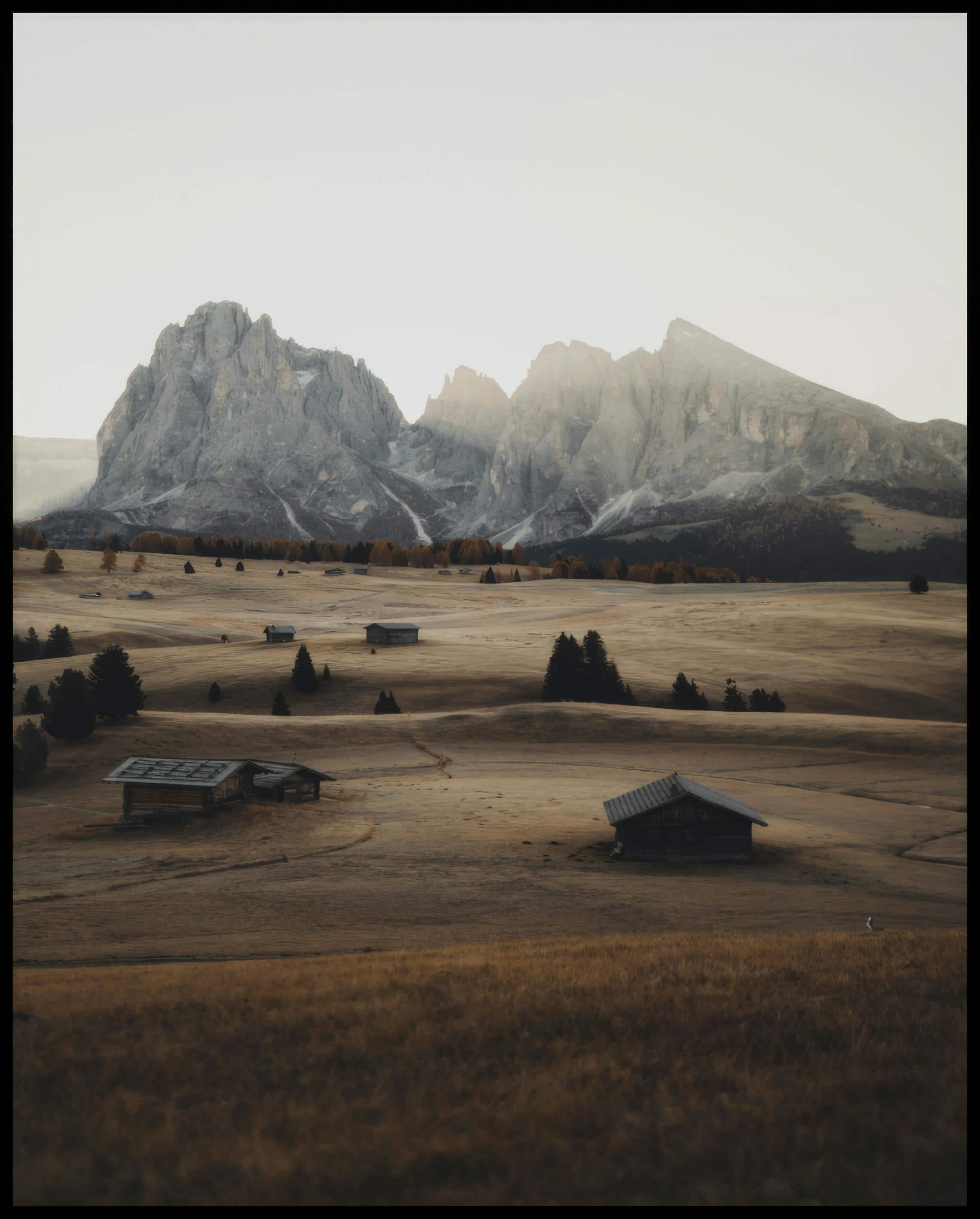 Ein Poster von einer Alm in den Dolomiten bei Sonnenaufgang.