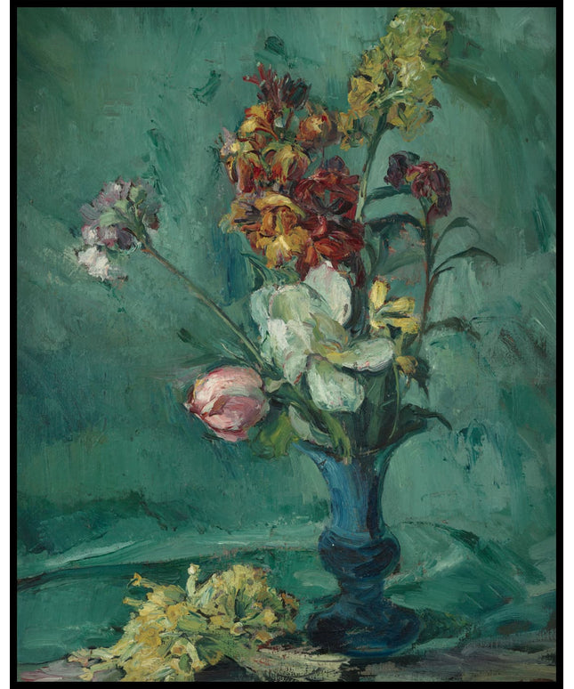 Blumen in blauer Vase und Schlüsselblumenstrauß