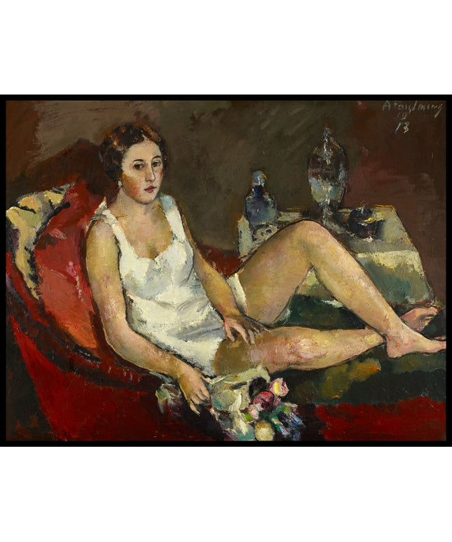 Junge Frau auf rotem Sofa