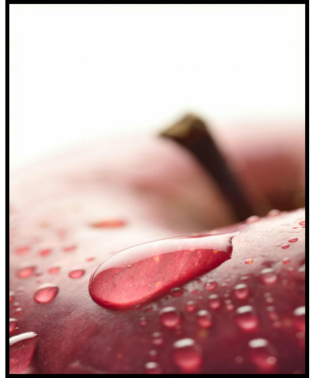 Ein Poster von einem roten Apfel mit Wassertropfen in Nahaufnahme.