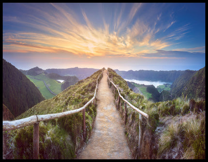 Ein Poster von einem atemberaubenden Wanderweg auf den Azoren bei Sonnenuntergang.