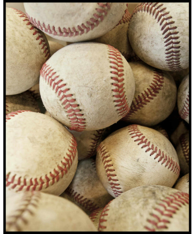 Ein Poster von mehreren alten Baseballbällen mit abgenutzten Nähten.
