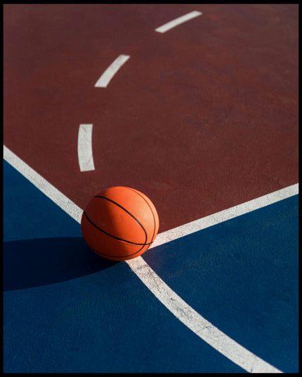 Ein Poster von einem Basketball auf einem Basketballplatz roten und blauen Feldern.
