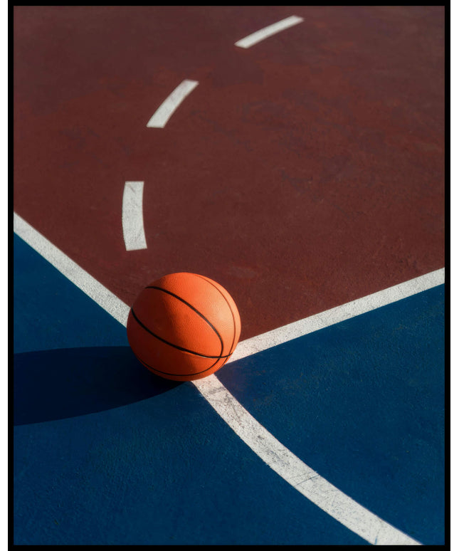 Ein Poster von einem Basketball auf einem Basketballplatz mit roten und blauen Feldern.