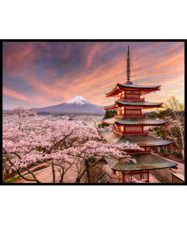 Ein Poster von der Chureito-Pagode vor dem Fuji-Berg bei Sonnenuntergang, umgeben von Kirschblüten.