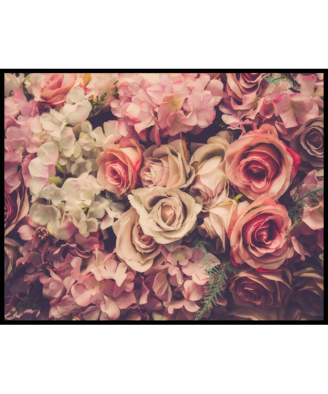 Ein Poster von einer Fülle rosa Blumen in einem üppigen Blumenstrauß.