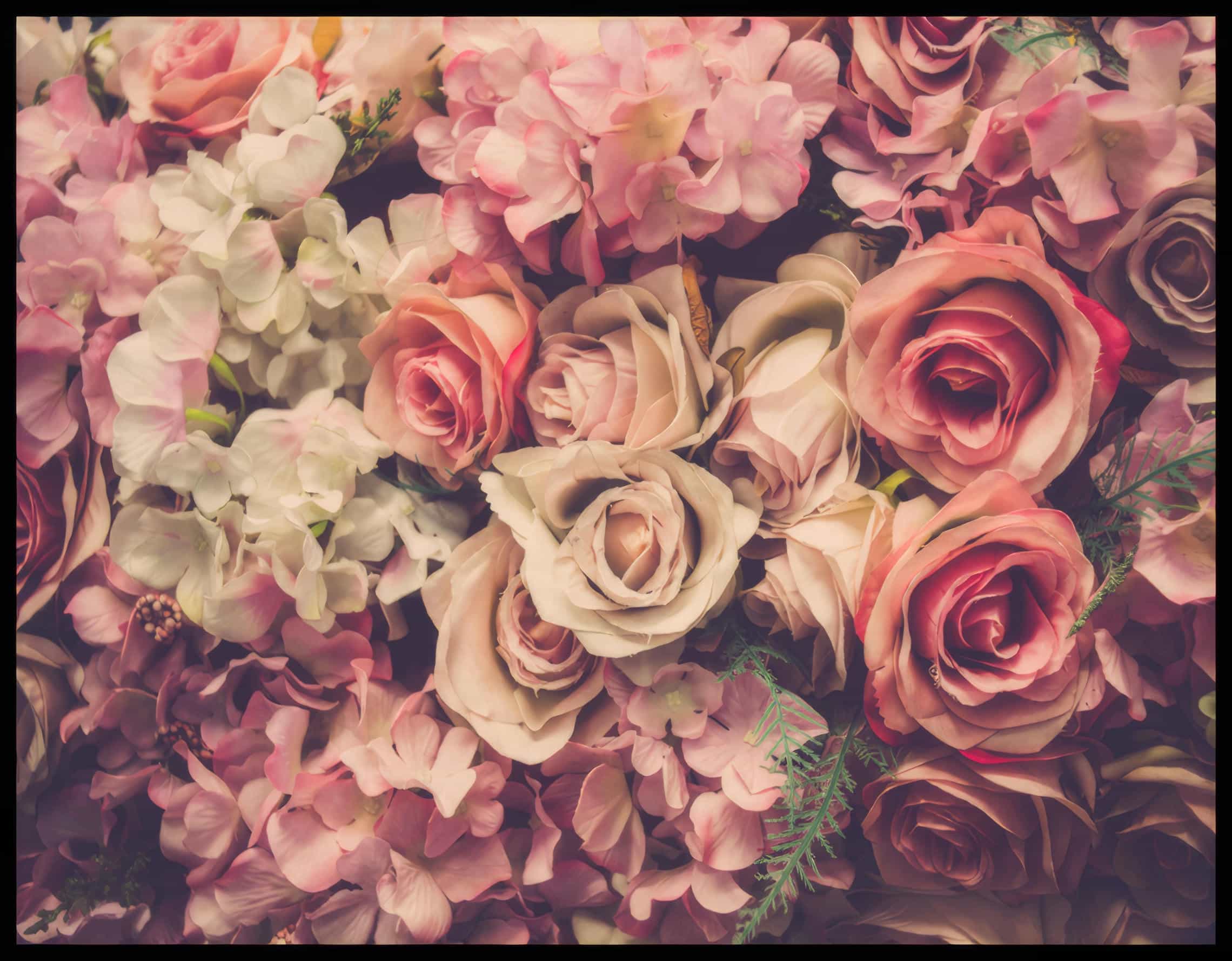 Ein Poster von einer Fülle rosa Blumen in einem üppigen Blumenstrauß.