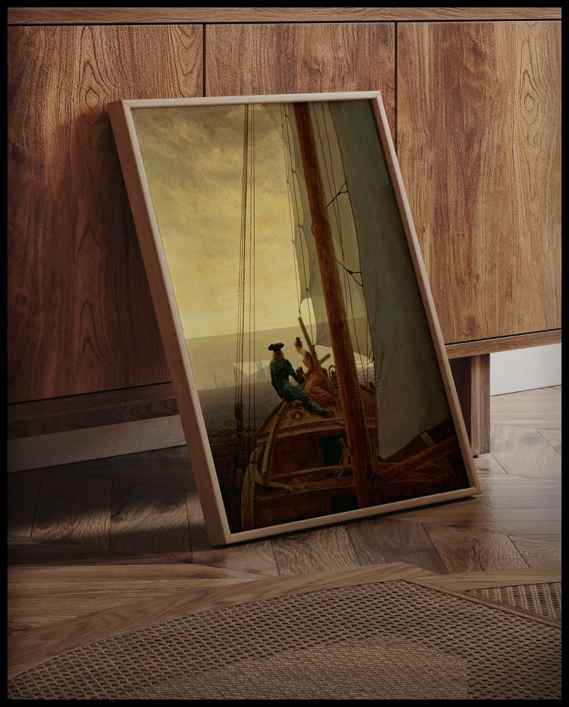 Ein gerahmter Kunstdruck mit einem Segelmotiv, angelehnt an eine Kommode aus Holz
