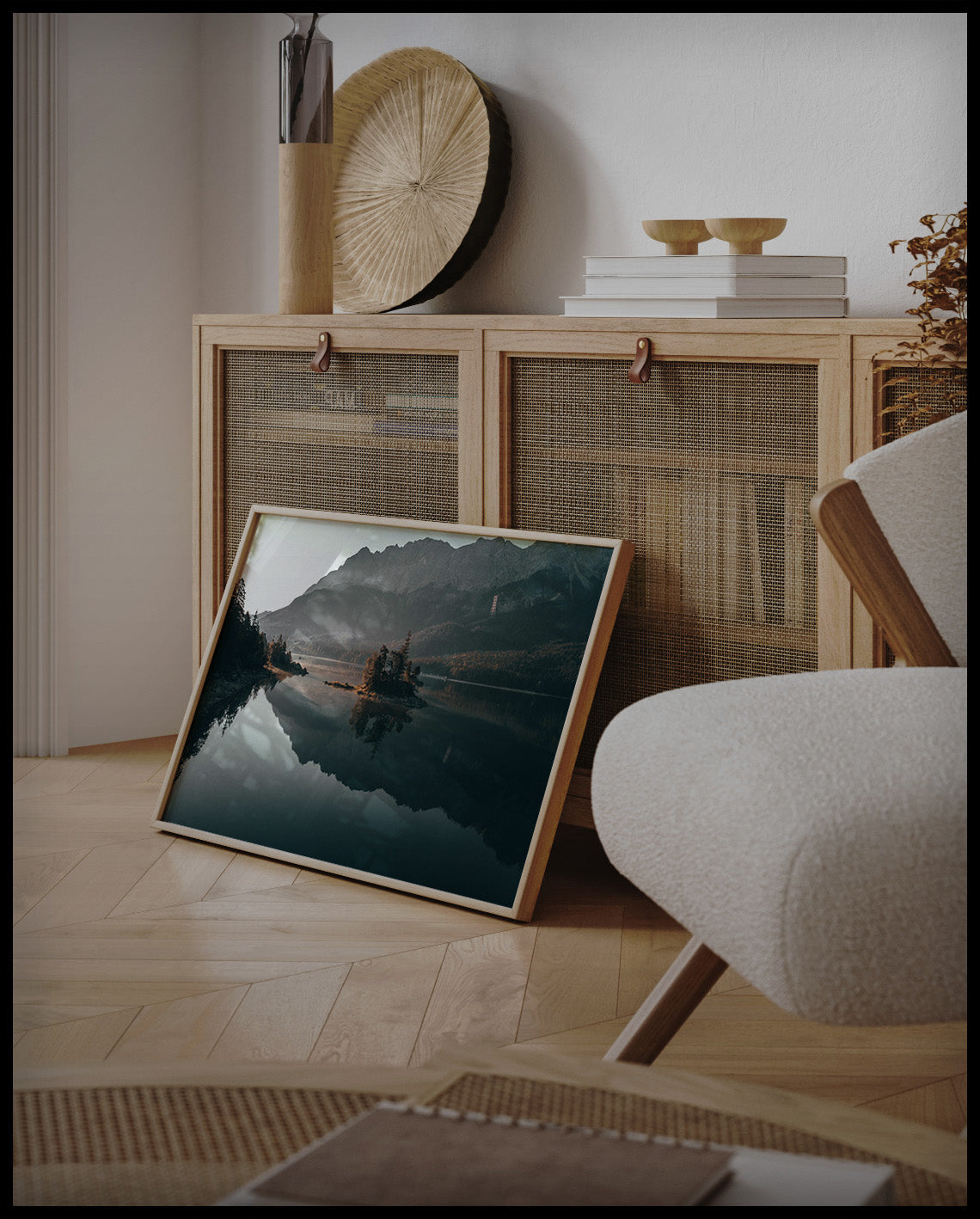 Ein Poster von einer malerischen Insel im Eibsee bei Bayern, an einer Holzkommode angelehnt und stehend auf dem Holzboden