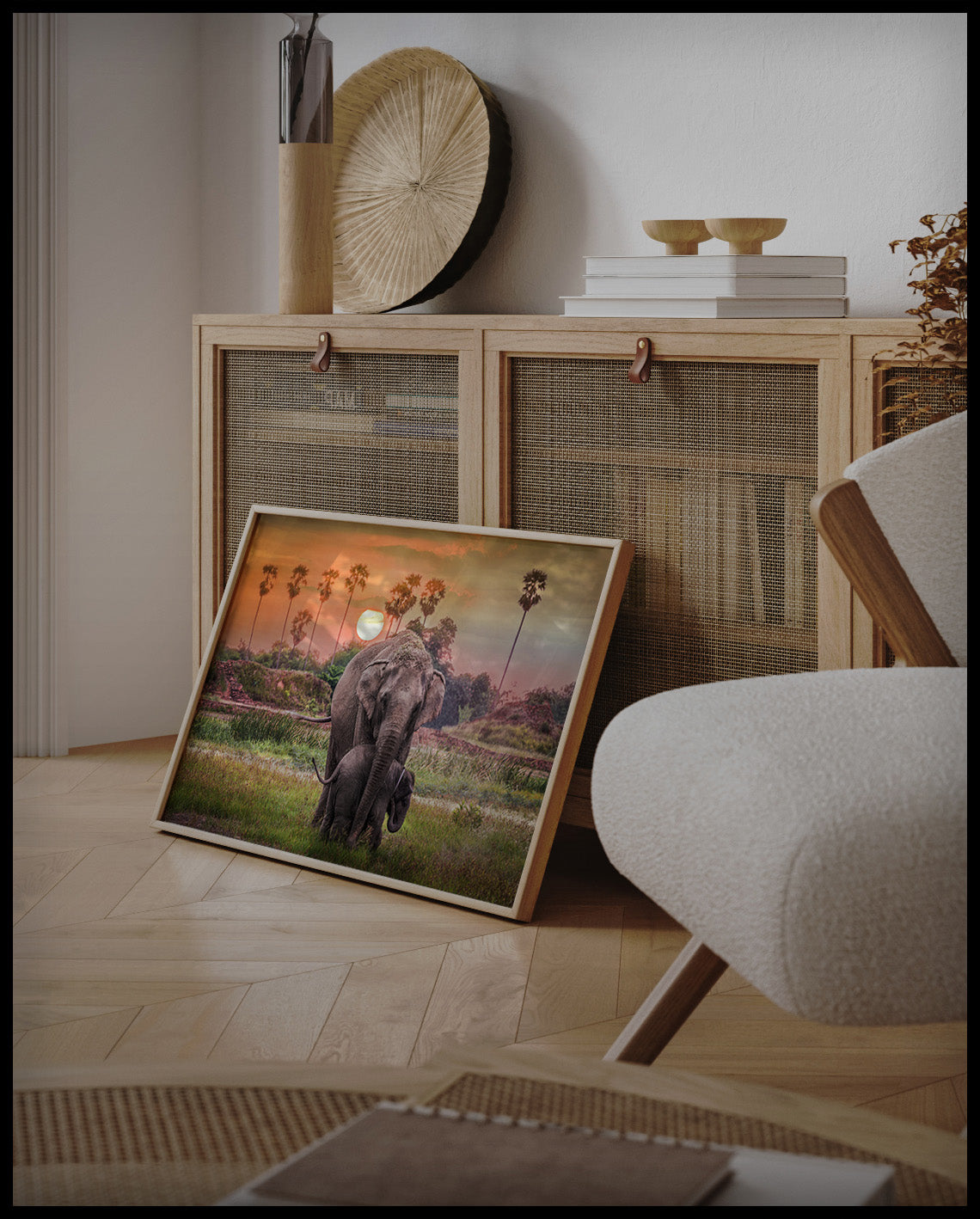Ein gerahmtes Poster von zwei Elefanten bei Sonnenuntergang in Afrika, an einer Holzkommode angelehnt und stehend auf dem Holzboden
