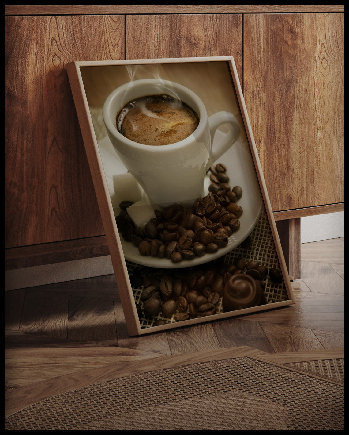 Ein gerahmtes Poster von einer dampfenden Tasse Kaffee, an einer Holzkommode angelehnt und stehend auf dem Holzboden
