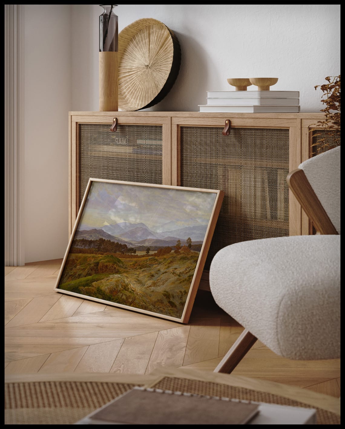 Ein gerahmter Kunstdruck von einer bewaldeten, aufsteigenden Gebirgslandschaft im Riesengebirge, an einer Holzkommode angelehnt und stehend auf dem Holzboden