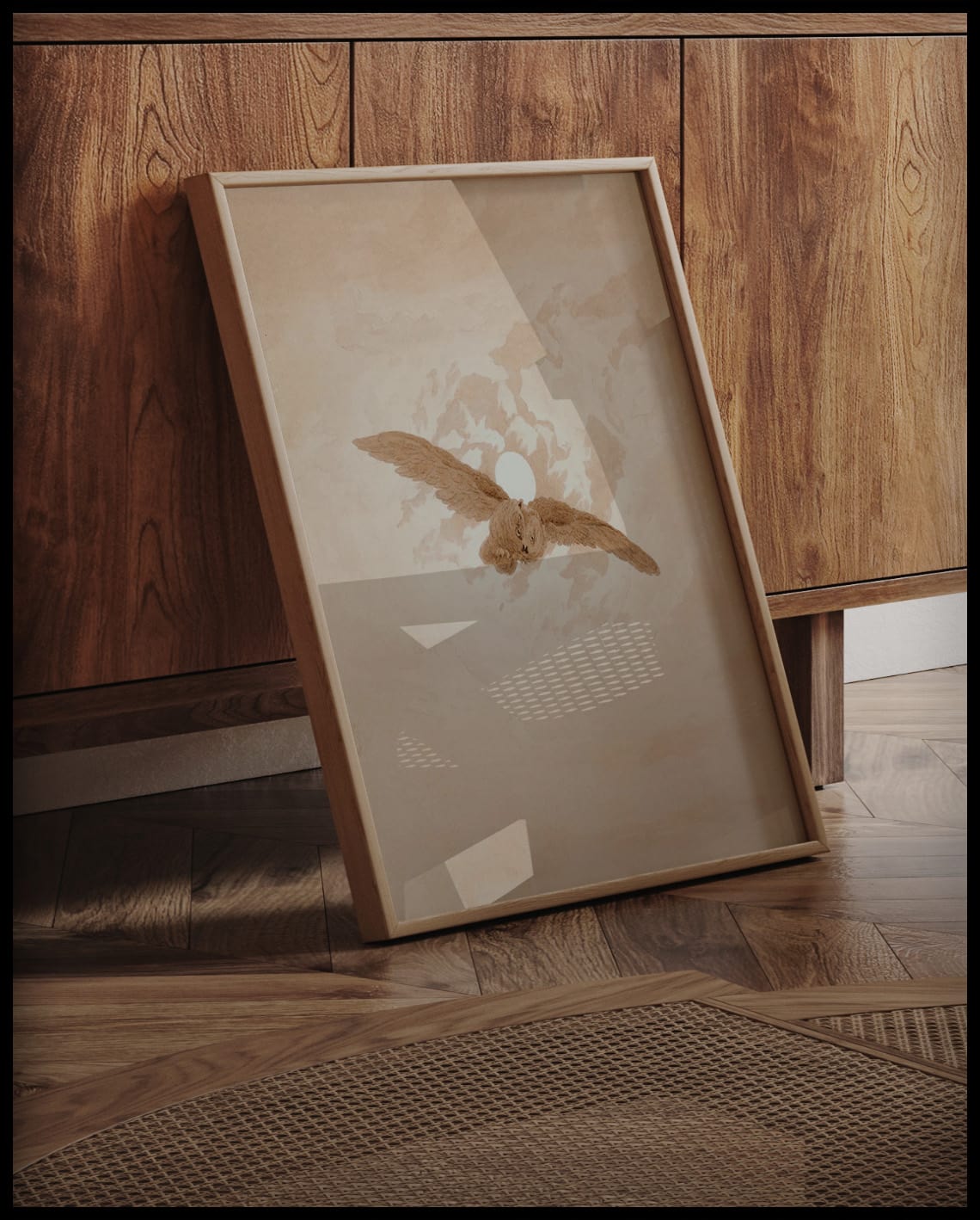 Ein gerahmter Kunstdruck einer fliegenden Eule vor einem Mondhimmel, an eine Holzkommode angelehnt und stehend auf dem Holzboden