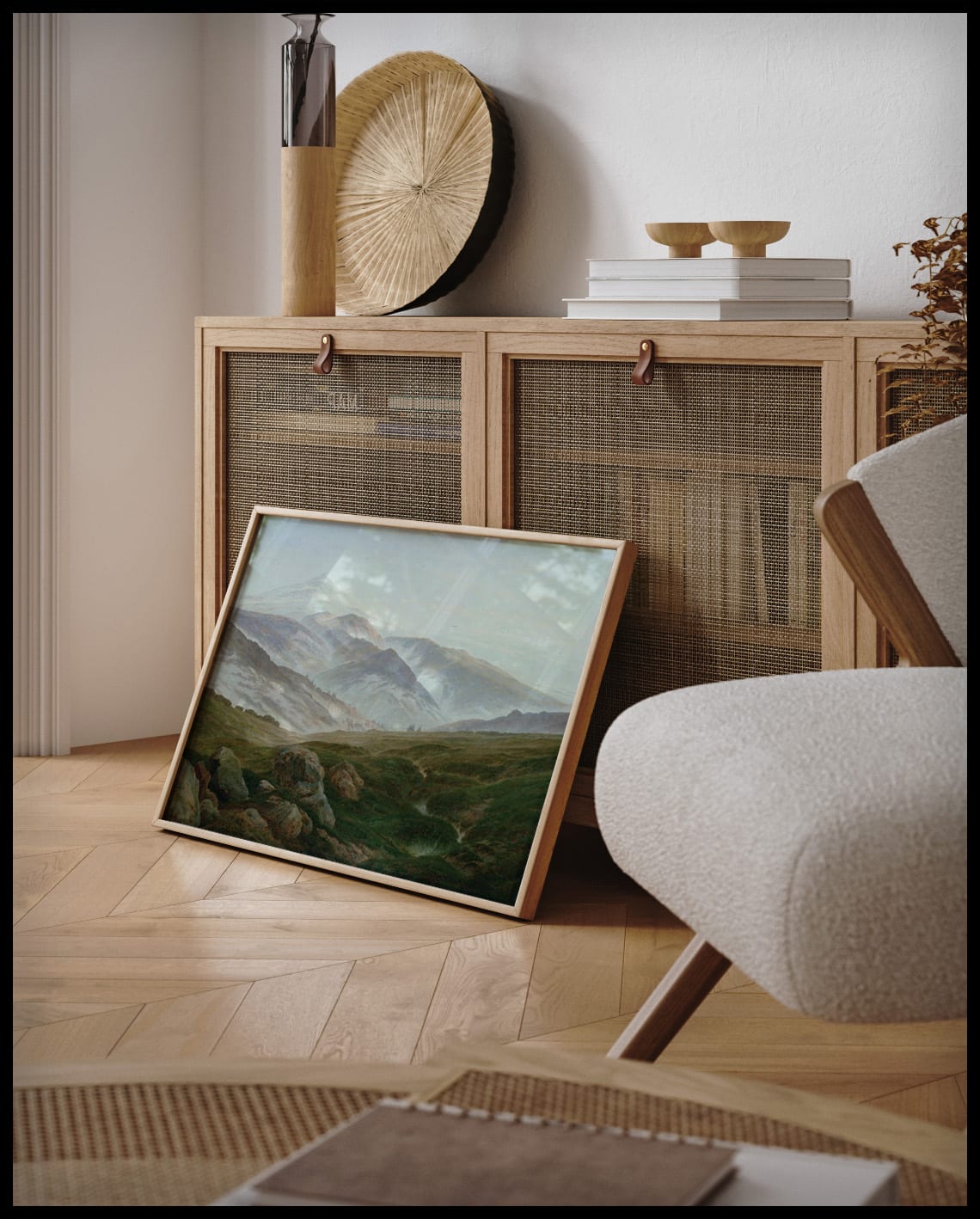 Ein gerahmter Kunstdruck von einem Blick über das Riesengebirge in Polen, an einer Holzkommode angelehnt und stehend auf dem Holzboden