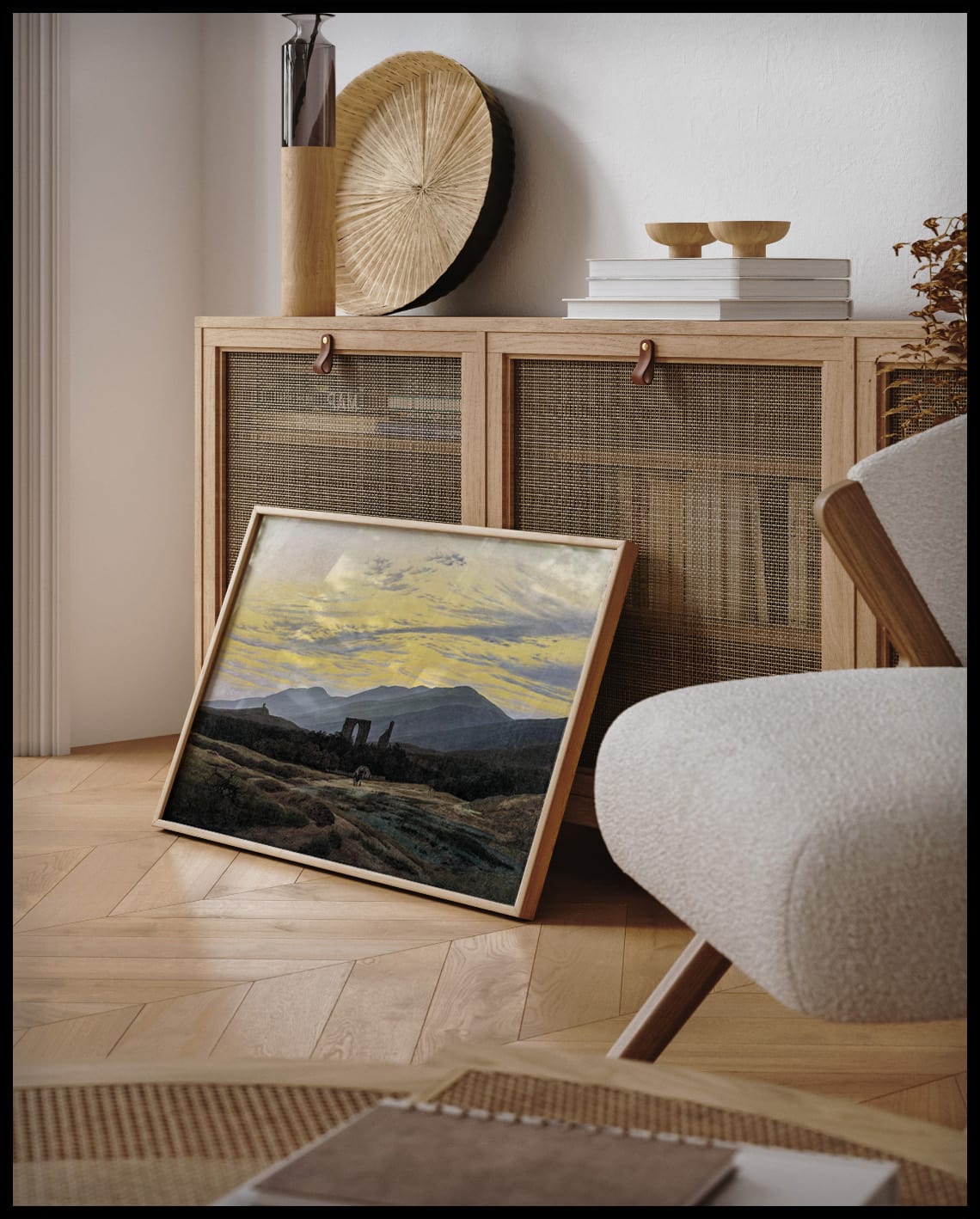Ein gerahmter Kunstdruck von einer alten Ruine inmitten einer weiten Landschaft im Riesengebirge, an einer Holzkommode angelehnt und stehend auf dem Holzboden