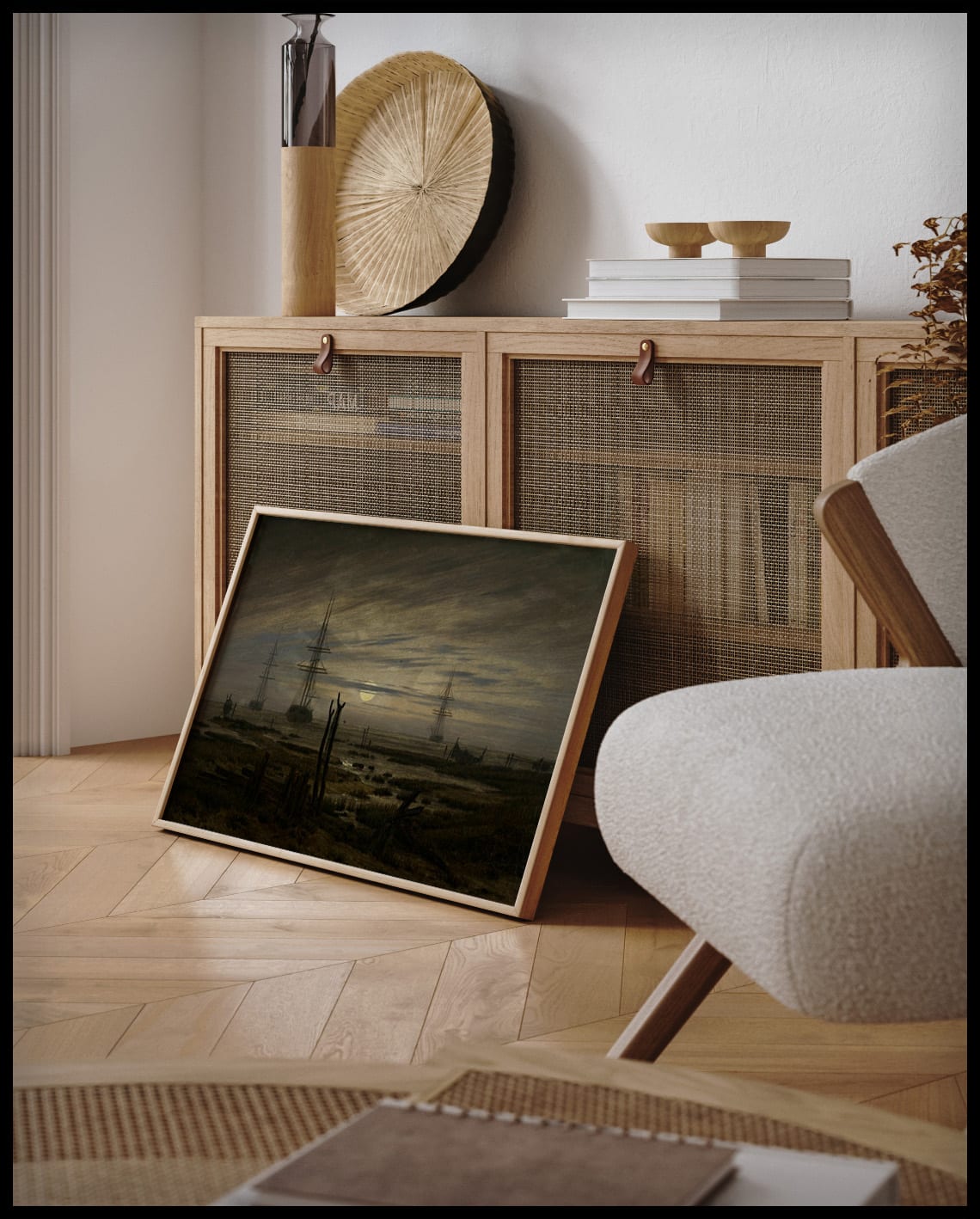 Ein gerahmter Kunstdruck von drei Segelschiffen auf der Reede im Mondschein, an einer Holzkommode angelehnt und stehend auf dem Holzboden