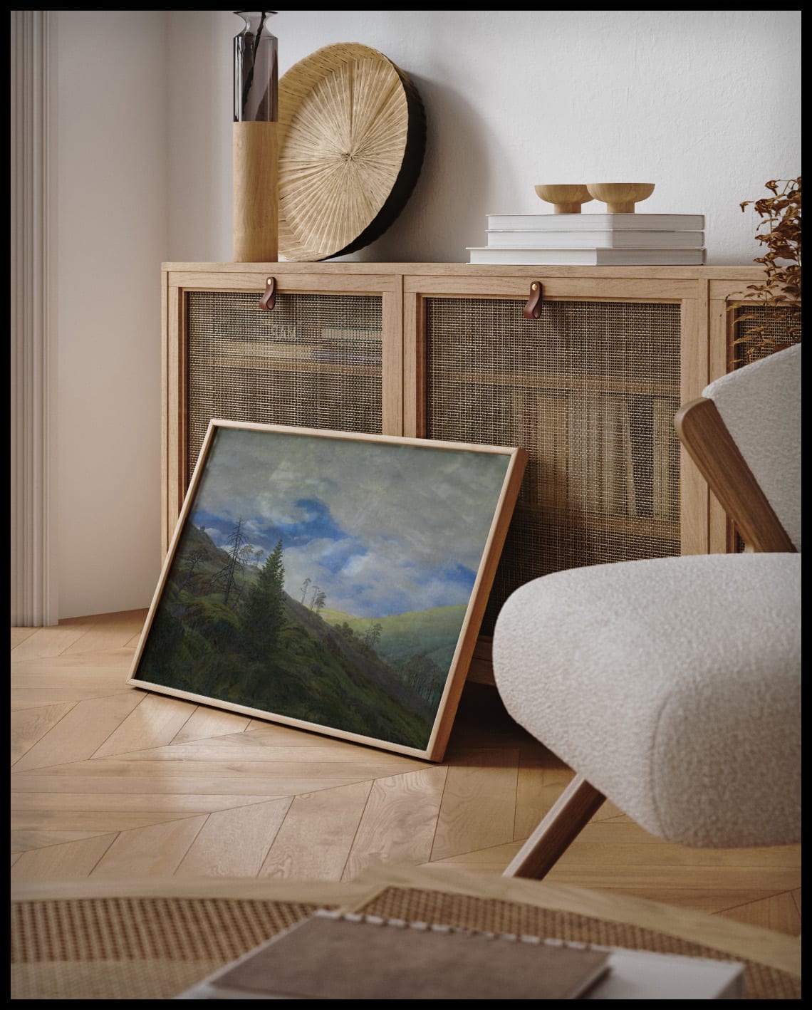 Ein gerahmter Kunstdruck von einem Abhang an einem Berg im Riesengebirge, an einer Holzkommode angelehnt und stehend auf dem Holzboden