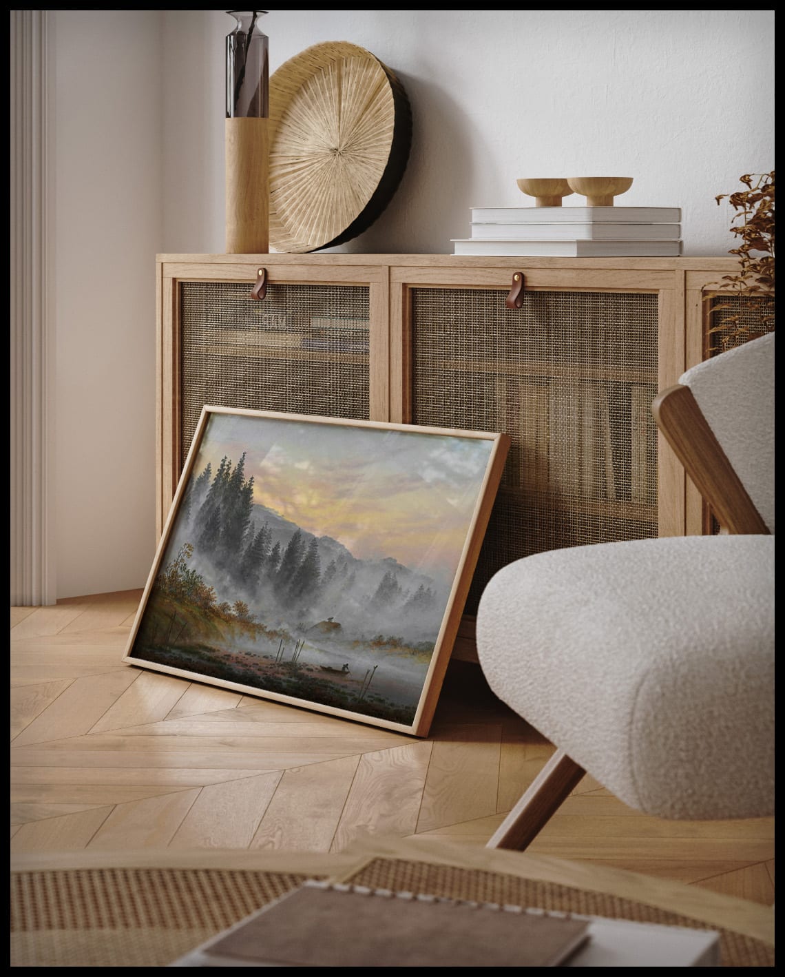 Ein gerahmter Kunstdruck von einer Morgenszene mit einer Waldlandschaft, angedeutetem Sonnenaufgang und einem Fischerboot, auf dem Boden stehend an eine Kommode angelehnt
