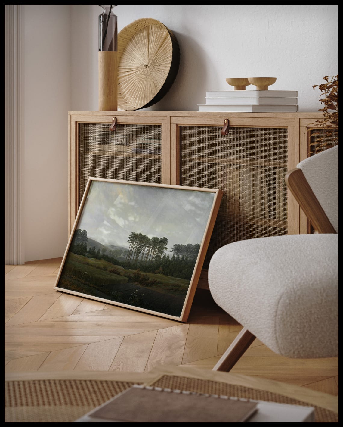 Ein gerahmter Kunstdruck von einer weiten, Landschaft am Nachmittag, auf dem Boden stehend an eine Kommode angelehnt