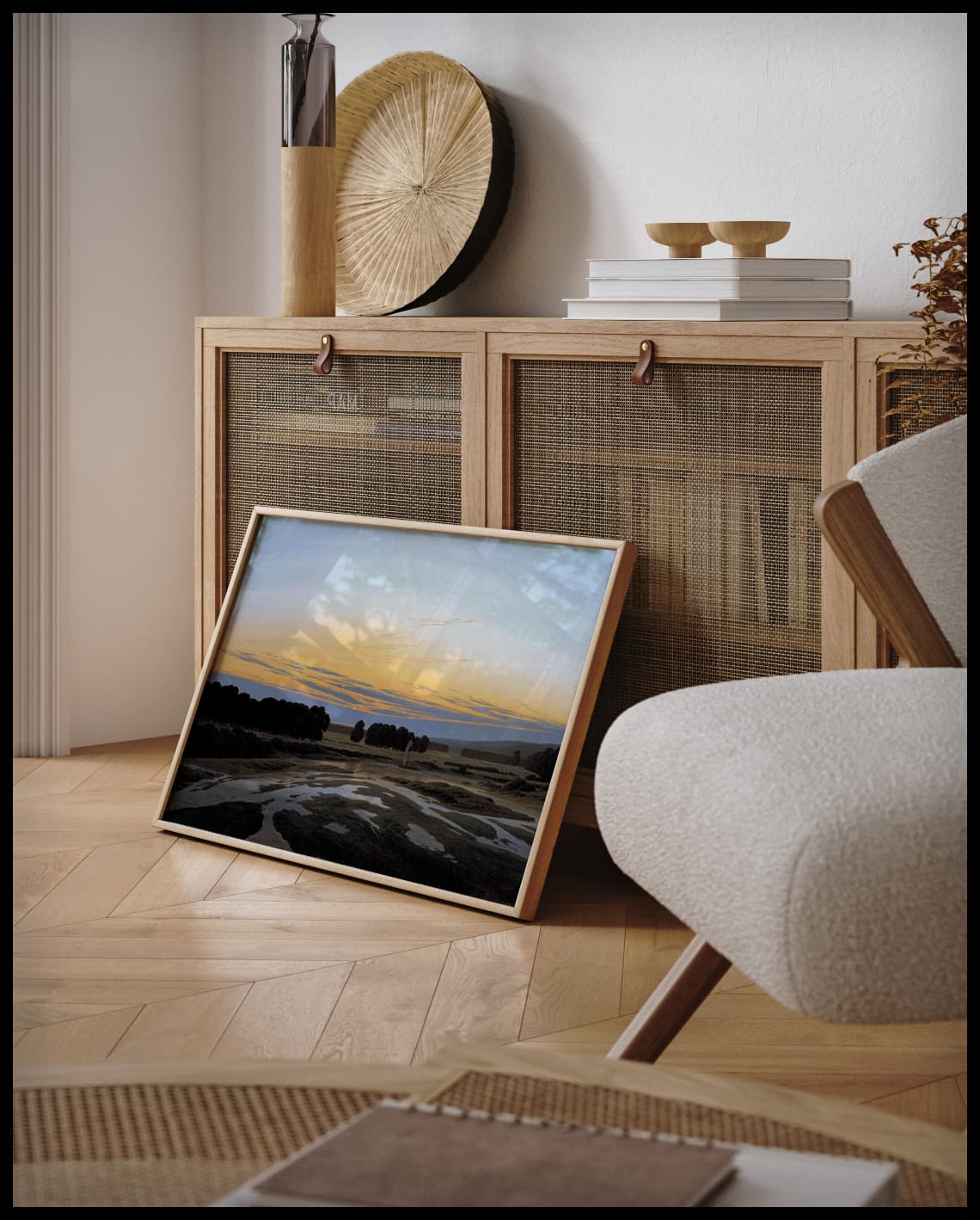 Ein gerahmter Kunstdruck von einem Überschwemmungsgebiet mit Sand- und Schlamminseln, an einer Holzkommode angelehnt und stehend auf dem Holzboden