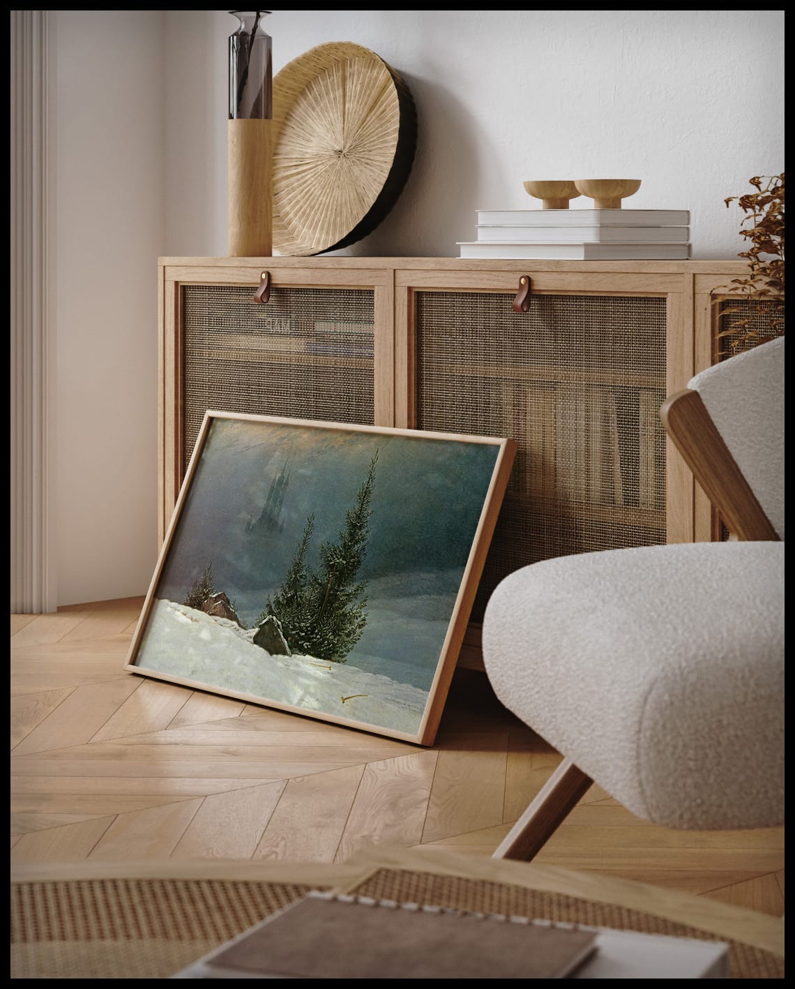 Ein gerahmter Kunstdruck von einer Kreuzigung und einer Kirche in einer Winterlandschaft, an einer Holzkommode angelehnt und stehend auf dem Holzboden