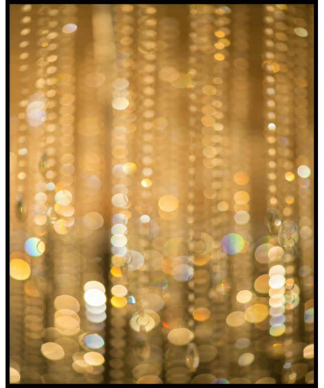 Ein Poster von goldenem Bokeh mit funkelnden Lichtreflexen.