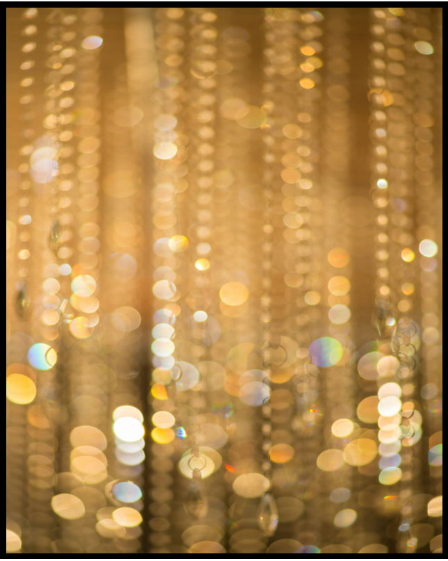 Ein Poster von goldenem Bokeh mit funkelnden Lichtreflexen.