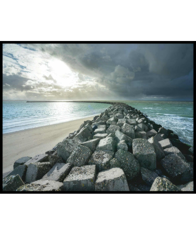 Ein Poster von einem langen Wellenbrecher aus Steinen, der ins Meer ragt.