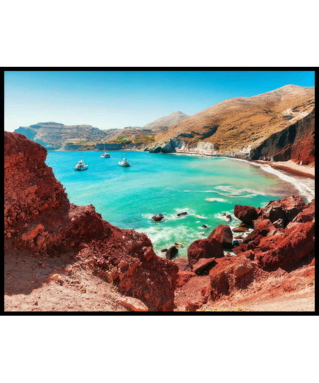 Ein Poster von einer idyllischen Bucht mit klarem, türkisfarbenem Wasser und roten Felsen.