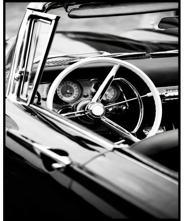 Ein Poster von dem Lenkrad und Armaturenbrett eines klassischen Cabriolets in Schwarz-Weiß.