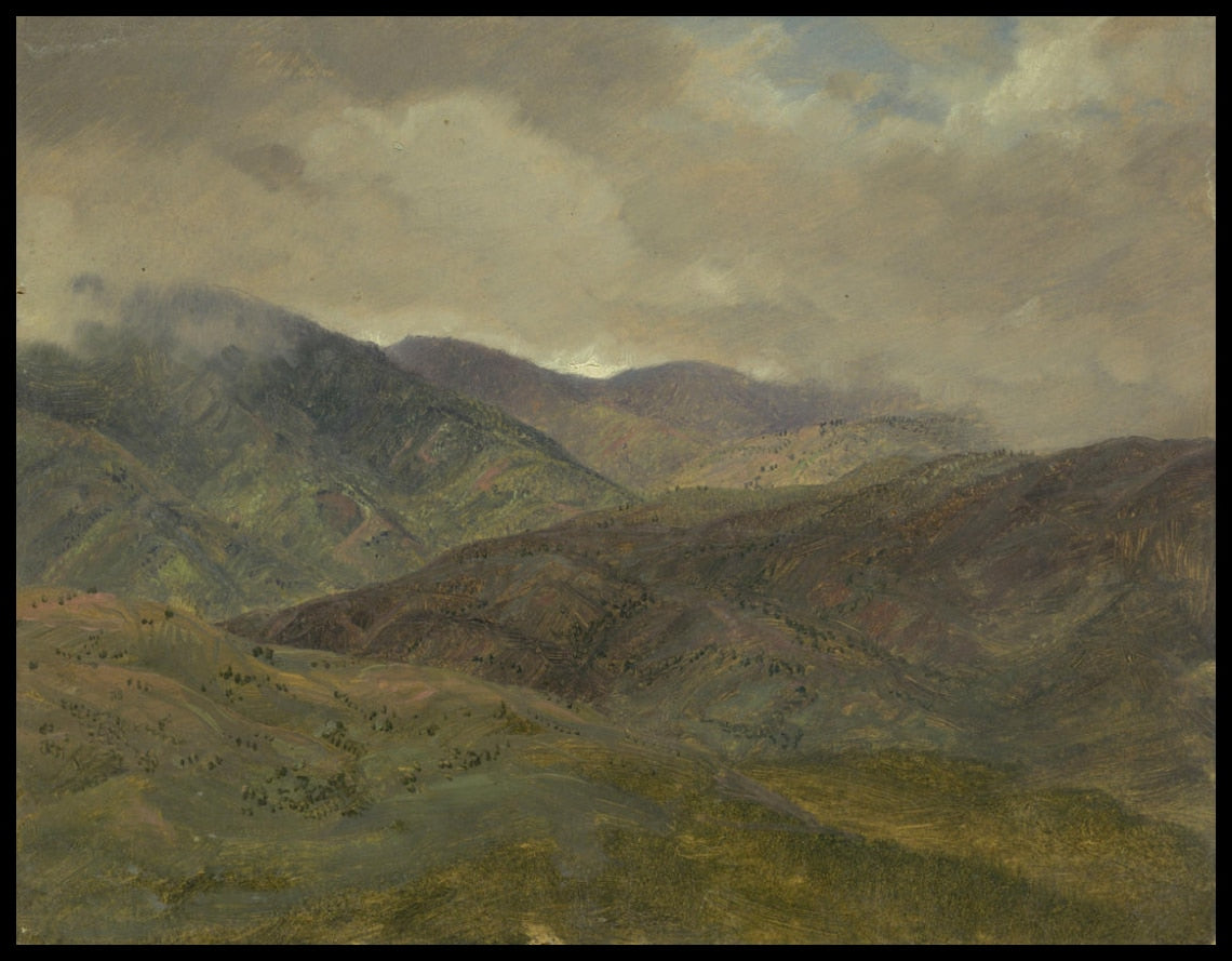 Collines bleues et nuages gris