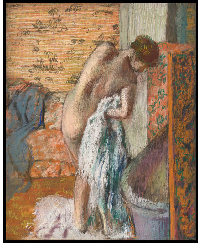 Après le bain, femme s'essuyant