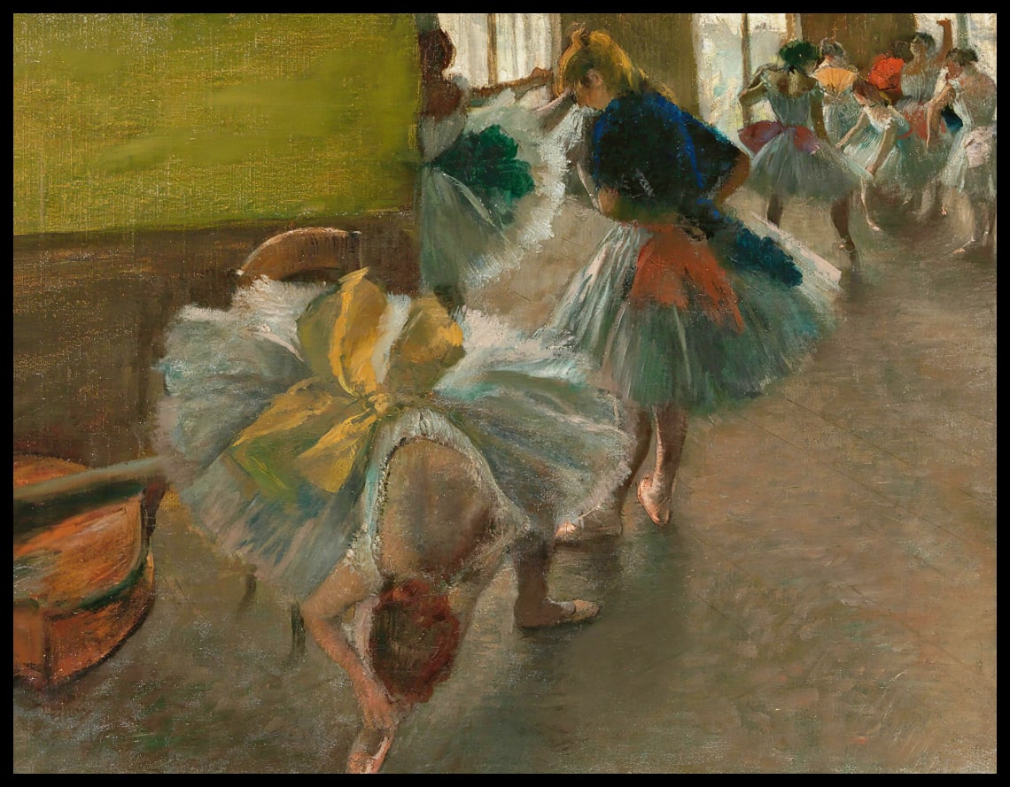 Danseurs dans la salle de répétition avec une double basse