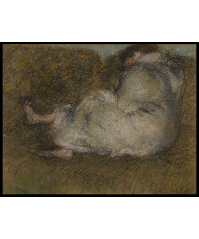 Femme assise sur un divan