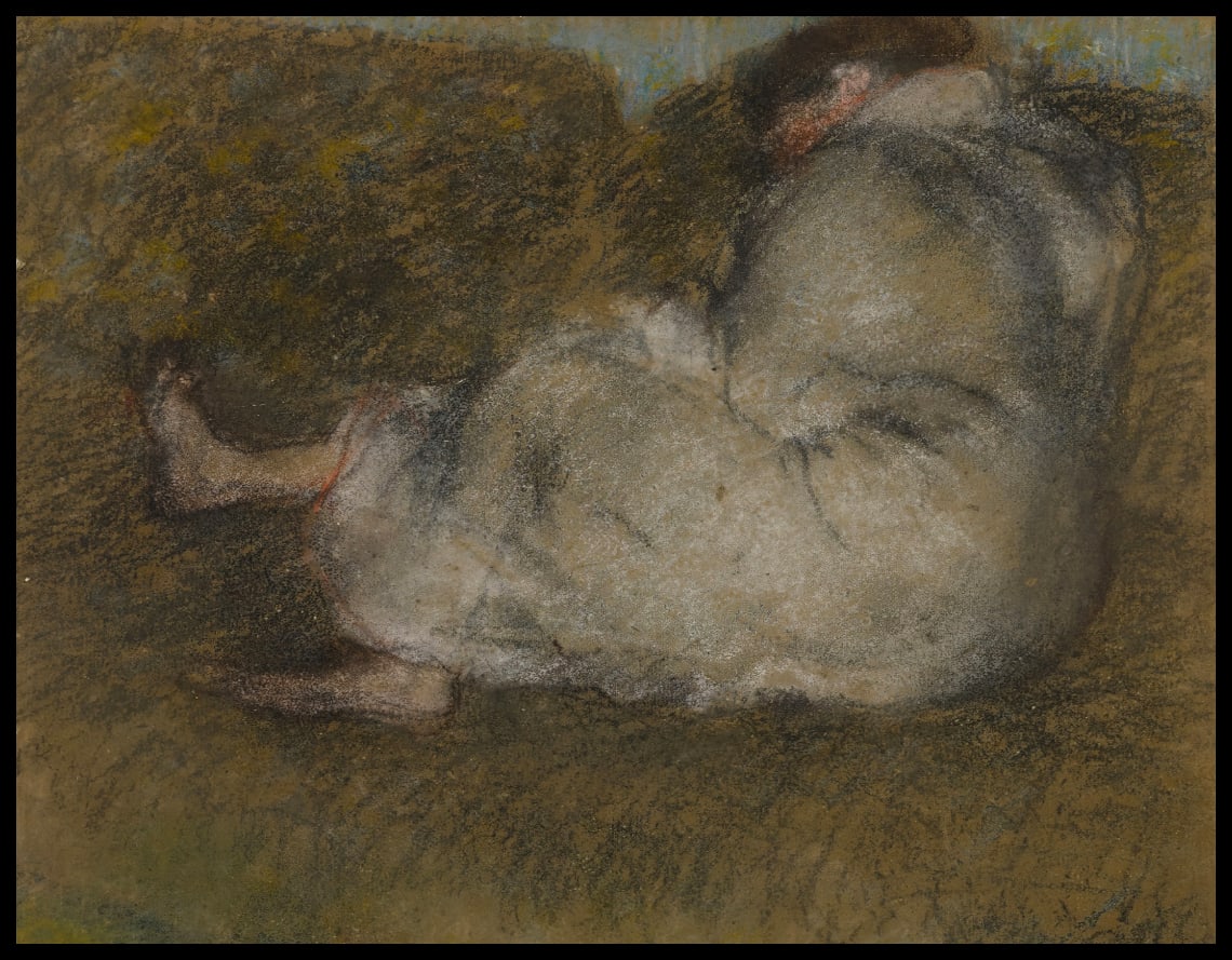 Femme assise sur un divan