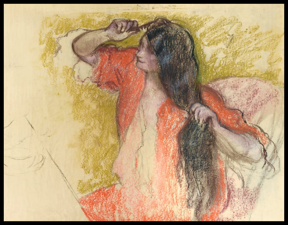 Femme En Peignoir Rouge Se Coiffant