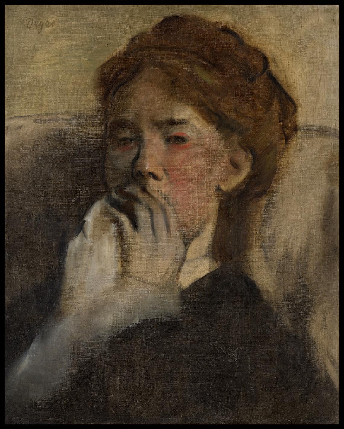 Jeune femme avec sa main sur sa bouche