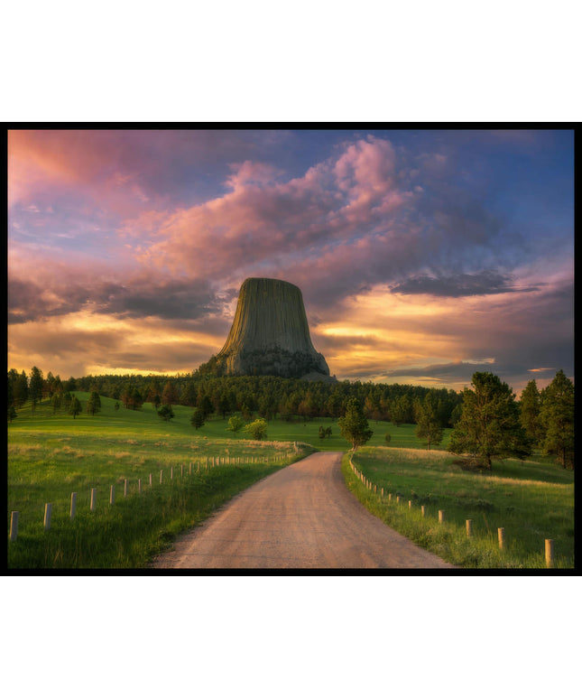 Ein Poster vom Devils Tower bei Sonnenuntergang.